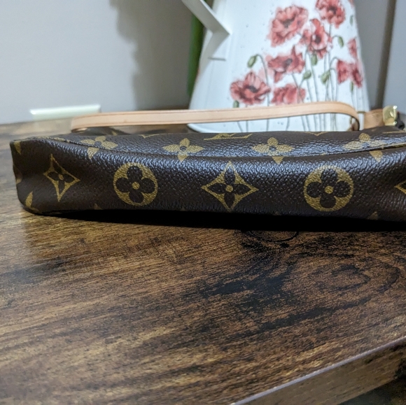 Louis Vuitton Pochette - Picture 10 of 13